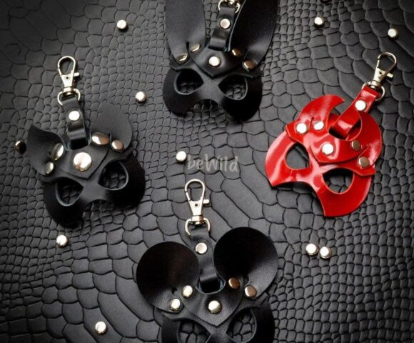 выкройка брелок маска из кожи