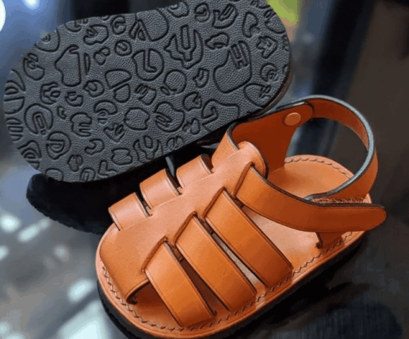 Обувь из кожи