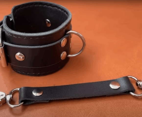 Кожаные наручники