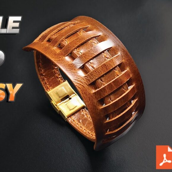 Браслет из коричневой кожи ручной работы с замысловатым вырезом и золотой застежкой на черной поверхности с надписью "Просто и стильно" и значком "Свободный узор" в углу.