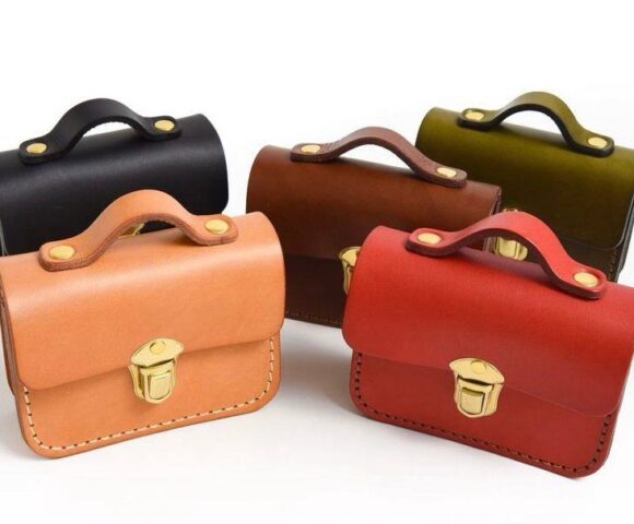 Брелок сумка выкройка ручной работы с латунной застежкой и ремешком-пряжко