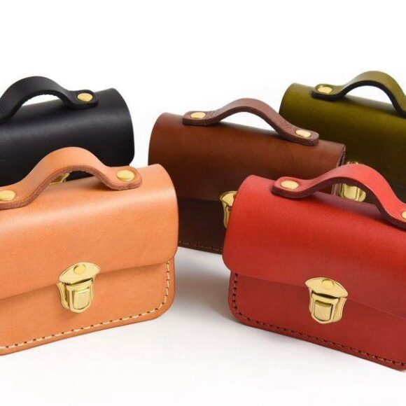 Брелок сумка выкройка ручной работы с латунной застежкой и ремешком-пряжко