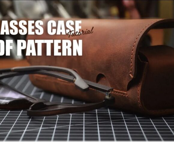 Футляр для очков ручной работы из коричневой кожи с очками, лежащими рядом на поверхности с сетчатым рисунком, и надписью "Футляр для очков PDF Pattern"