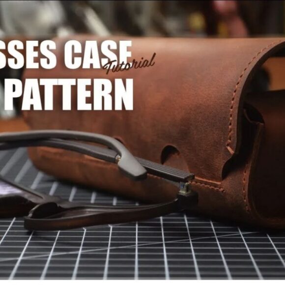 Футляр для очков ручной работы из коричневой кожи с очками, лежащими рядом на поверхности с сетчатым рисунком, и надписью "Футляр для очков PDF Pattern"