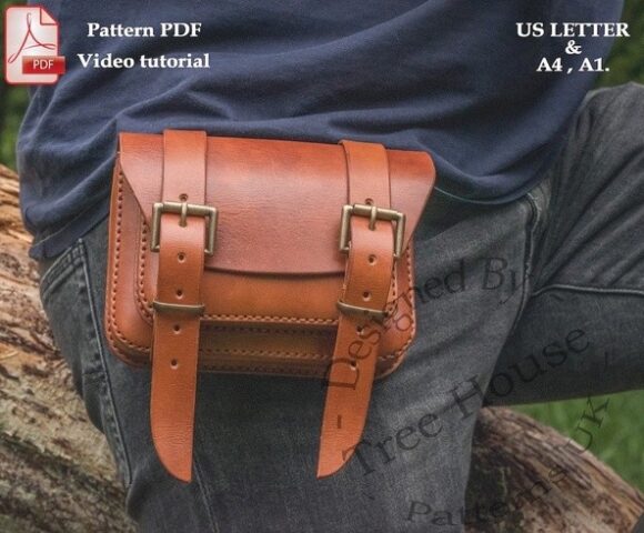 На двух изображениях коричневой кожаной сумки ручной работы с ремешками-пряжками, висящей на ветвях дерева. На первом изображении изображен открытый интерьер, а на втором - закрытая сумка со значком в формате PDF и текстом "Designed By Tree House Patterns".