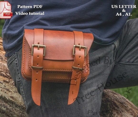 На двух изображениях коричневой кожаной сумки ручной работы с ремешками-пряжками, висящей на ветвях дерева. На первом изображении изображен открытый интерьер, а на втором - закрытая сумка со значком в формате PDF и текстом "Designed By Tree House Patterns".