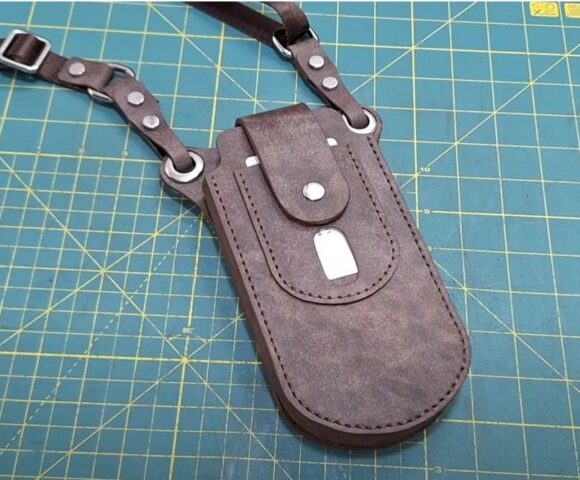 Небольшая сумочка из кожи с полукруглым дном