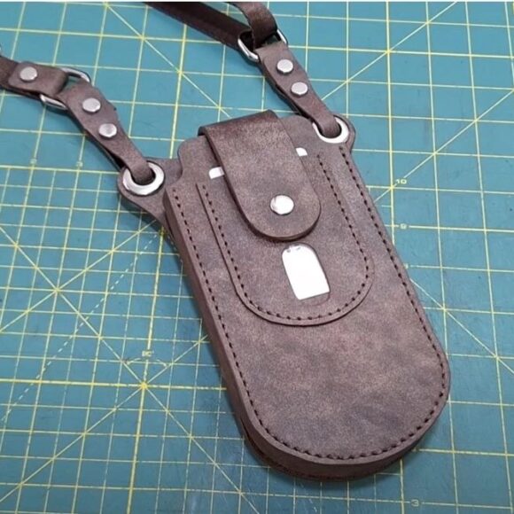 Небольшая сумочка из кожи с полукруглым дном