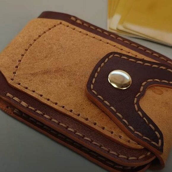 Кошелек из кожи бифолд сделанный на кнопке выкройка