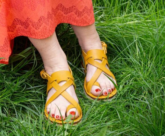 Женская обувь летняя востребована в жару и особенно если сшита своими руками да еще из кожи