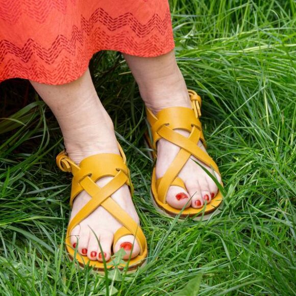 Женская обувь летняя востребована в жару и особенно если сшита своими руками да еще из кожи