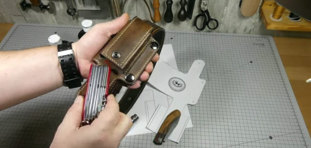 Швейцарский нож в чехле из кожи