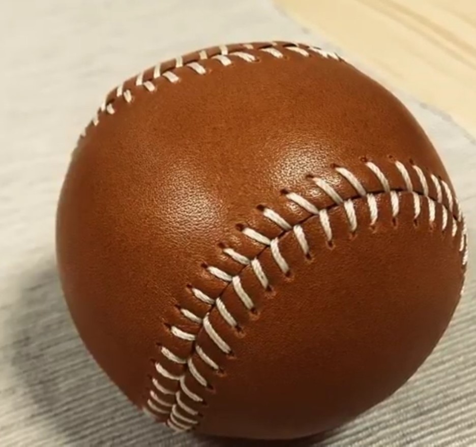 Кожаный бейсбольный мяч